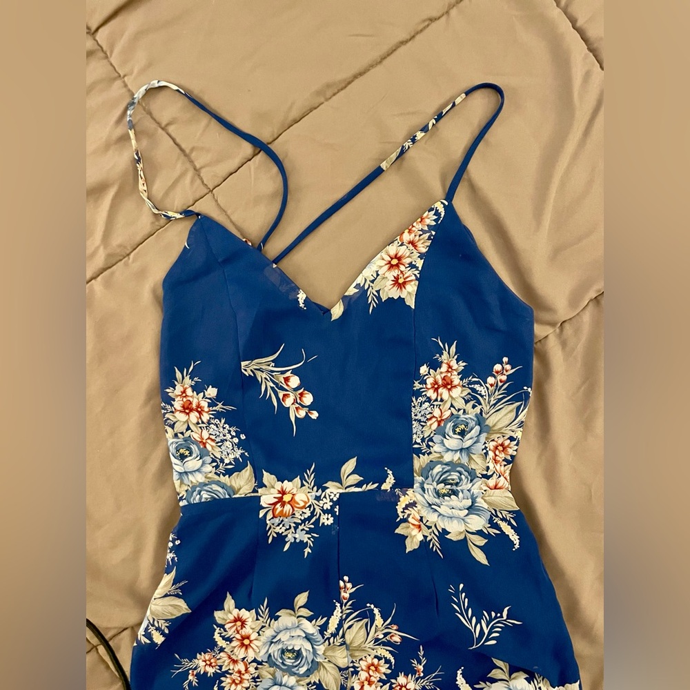 Lulus Shea Blue Floral Print Jumpsuit with strappy sexy back, size XS EUC - Picture 3 of 3